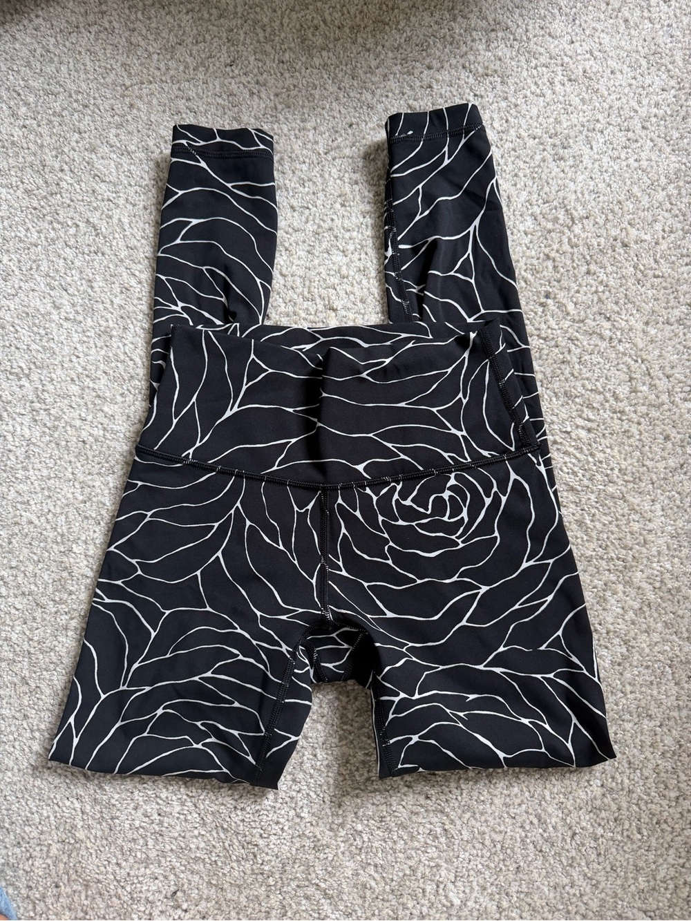 lululemon athletica black & white floral leggings